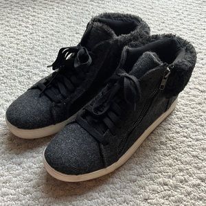 Charcoal gray faux fur lined booties size 9